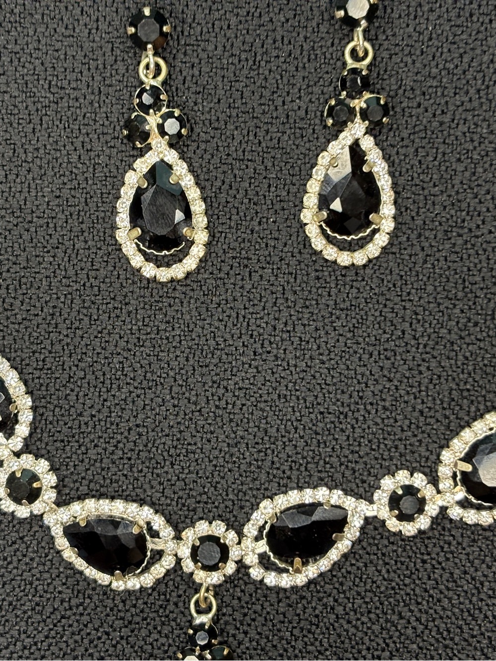 Elegant Black Teardrop Crystal Necklace and Earrings Set - Picture 4 of 13